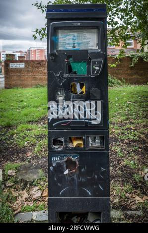 Un distributore di biglietti per il parcheggio vandalizzato a Liverpool. Foto Stock