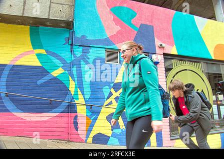 Glasgow, Scozia, Regno Unito 31 luglio 2023. UCI brutalista parcheggio murale di strada di artisti locali swg3 a yardworks swg3 per celebrare i campionati commissionati per fornire eredità dal consiglio. Last minute sulle strade della città mentre i lavoratori procedono per traffico e barriere. Credit Gerard Ferry/Alamy Live News Foto Stock