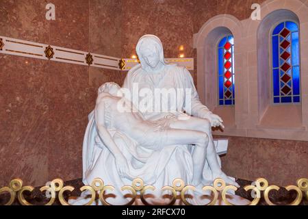 Basilica di Sainte-Anne de Beaupré sulle rive della Basilica di San Lawrence River, 32 miglia sopra Quebec City in Canada. Pieta. Foto Stock