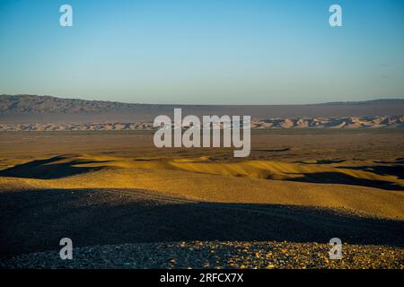 Ammira al tramonto le dune di sabbia di Hongoryn Els (Khongoryn Els) nel deserto del Gobi, nel Parco nazionale Gobi Gurvansaikhan, nella Mongolia meridionale. Foto Stock