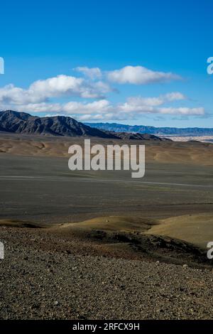 Vista delle dune di sabbia di Hongoryn Els (Khongoryn Els) nel deserto del Gobi, nel Parco nazionale Gobi Gurvansaikhan, nella Mongolia meridionale. Foto Stock