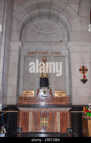 Basilica di Sainte-Anne de Beaupré sulle rive della Basilica di San Lawrence River, 32 miglia sopra Quebec City in Canada. St John Vianney. Foto Stock