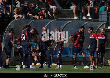 Chatillon, Italia. 2 agosto 2023. Claudio Ranieri, allenatore capo del Cagliari, discute con i suoi giocatori durante una pausa rinfrescante nella partita amichevole di pre-stagione allo Stadio Comunale, E. Brunod. Il credito fotografico dovrebbe leggere: Jonathan Moscrop/Sportimage Credit: Sportimage Ltd/Alamy Live News Foto Stock