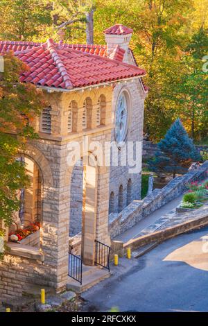 Belfry di St. Elizabeth Catholic Church a Eureka Springs, Arkansas. L'unico ingresso alla chiesa è attraverso il campanile o il campanile. Foto Stock