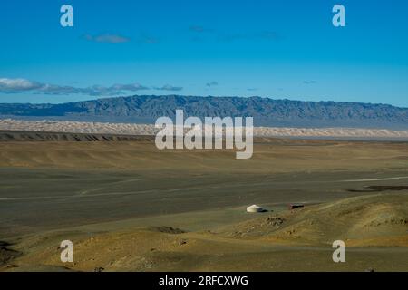 Vista delle dune di sabbia di Hongoryn Els (Khongoryn Els) nel deserto del Gobi, nel Parco nazionale Gobi Gurvansaikhan, nella Mongolia meridionale con una gabbiera in prua Foto Stock