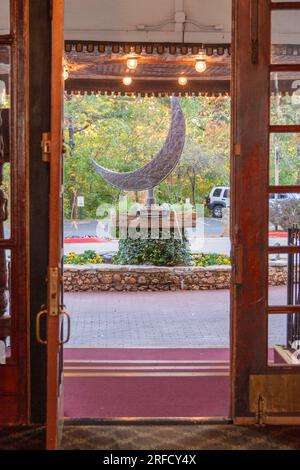 Il 20 maggio 1886, il grandioso e lussuoso Crescent Hotel ha aperto a Eureka Springs, Arkansas, considerato infestato da fantasmi. Foto Stock