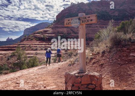 Una coppia di mezza età inizia a camminare su un sentiero nel parco statale Red Rocks di Sedona, Arizona, USA Foto Stock