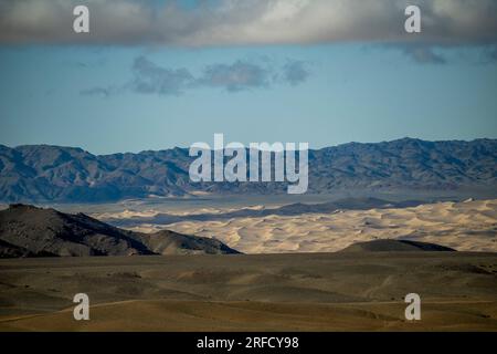 Vista delle dune di sabbia di Hongoryn Els (Khongoryn Els) nel deserto del Gobi, nel Parco nazionale Gobi Gurvansaikhan, nella Mongolia meridionale. Foto Stock