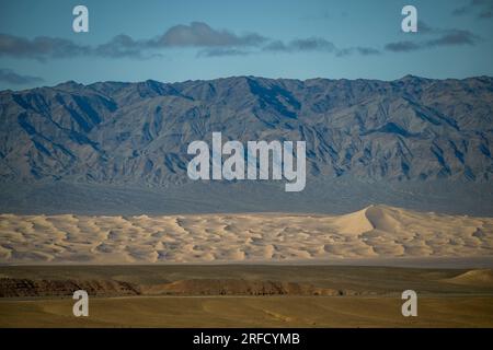 Vista delle dune di sabbia di Hongoryn Els (Khongoryn Els) nel deserto del Gobi, nel Parco nazionale Gobi Gurvansaikhan, nella Mongolia meridionale. Foto Stock