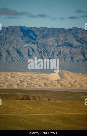 Vista delle dune di sabbia di Hongoryn Els (Khongoryn Els) nel deserto del Gobi, nel Parco nazionale Gobi Gurvansaikhan, nella Mongolia meridionale. Foto Stock