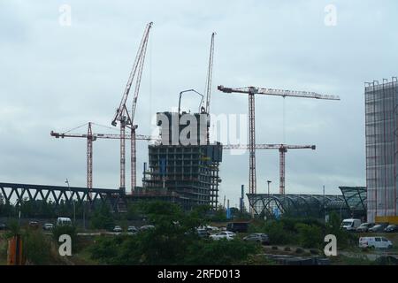 Amburgo, Germania. 2 agosto 2023. Gli operai edili sono visti nel sito del previsto edificio a grattacielo Elbtower presso i ponti dell'Elba. Credito: Marcus Brandt/dpa/Alamy Live News Foto Stock