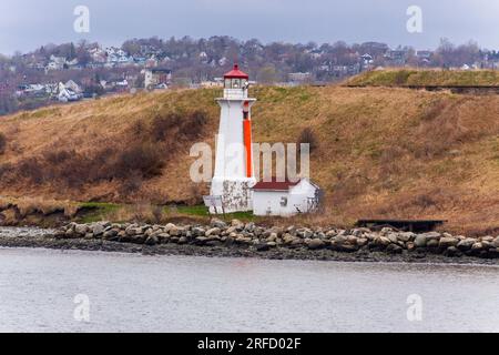 Faro di Georges Island, porto di Halifax, Halifax, nuova Scozia, Canada. Primo faro costruito nel 1876. L'attuale faro è stato eretto nel 1917. Foto Stock