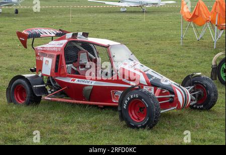 Targu-Jiu, Gorj, Romania - 29 aprile 2023: Mostra di veicoli fuoristrada alla fiera aerea, a Targu-Jiu, Romania Foto Stock