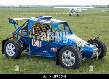 Targu-Jiu, Gorj, Romania - 29 aprile 2023: Mostra di veicoli fuoristrada alla fiera aerea, a Targu-Jiu, Romania Foto Stock