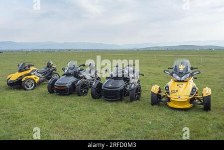 Targu-Jiu, Gorj, Romania - 29 aprile 2023: Mostra di veicoli fuoristrada alla fiera aerea, a Targu-Jiu, Romania Foto Stock