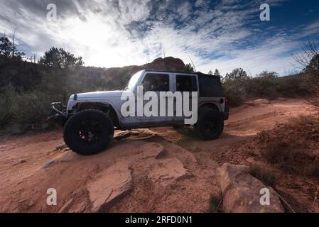 Un veicolo fuoristrada attraversa il terreno roccioso di Sedona, in Arizona, Stati Uniti Foto Stock