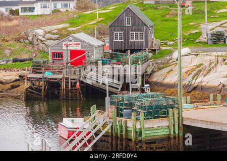 Peggy's Cove e villaggio di pescatori (e di attrazione turistica) in un freddo giorno di pioggia in maggio a Nova Scotia, Canada. Foto Stock