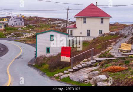 Peggy's Cove e villaggio di pescatori (e di attrazione turistica) in un freddo giorno di pioggia in maggio a Nova Scotia, Canada. Foto Stock