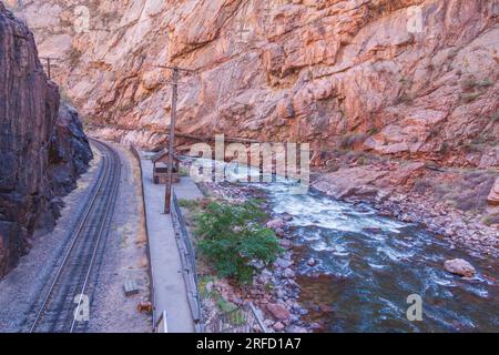 Binari ferroviari della Royal Gorge Route. La Royal Gorge Railroad è una ferrovia storica che offre un viaggio di due ore lungo il fiume Arkansas. Foto Stock