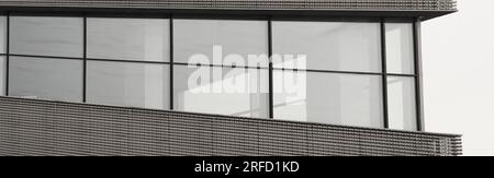 architettura commerciale, un basso edificio in vetro e metallo Foto Stock