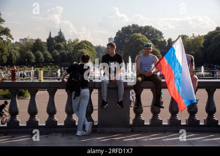 Mosca, Russia. 2 agosto 2023. Un ex militare delle forze aeree con una bandiera è visto nel Gorky Park durante le celebrazioni del giorno dei paracadutisti russi a Mosca, in Russia. Crediti: Nikolay Vinokurov/Alamy Live News Foto Stock