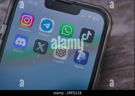 Magonza, Germania - 02 agosto 2023: Icone di app come instagram, telegramma, tiktok, twitter, Discord su uno smartphone tedesco Foto Stock