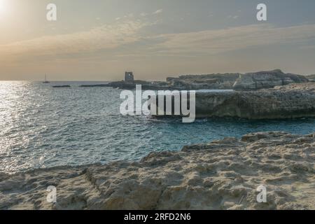 Splendida alba a la torre dell'orso, Puglia, Italia Foto Stock