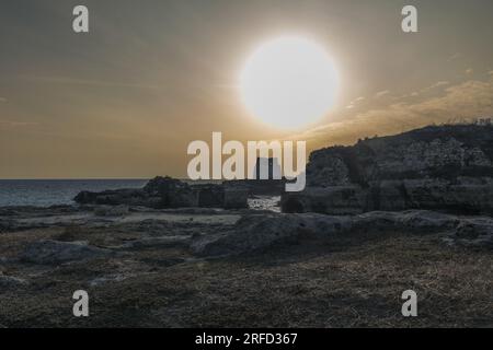 Splendida alba a la torre dell'orso, Puglia, Italia Foto Stock