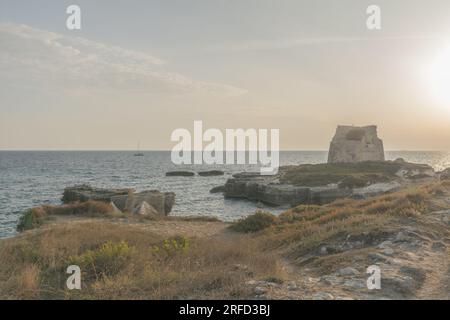 Splendida alba a la torre dell'orso, Puglia, Italia Foto Stock