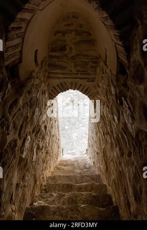 vista della scala di uscita dall'interno del castello Foto Stock