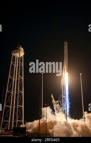 Wallops Island, Stati Uniti d'America. 1 agosto 2023. Il razzo Northrop Grumman Antares che trasportava la navicella spaziale Cygnus senza equipaggio parte dal Launch Pad-0A presso lo Spaceport regionale Mid-Atlantic della NASA Wallops Flight Facility, il 1 agosto 2023 a Wallops Island, Virginia, USA. La navicella spaziale trasporta 8.200 libbre di provviste per la stazione spaziale Internazionale. Crediti: Kyle Hoppes/NASA/Alamy Live News Foto Stock