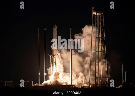 Wallops Island, Stati Uniti d'America. 1 agosto 2023. Il razzo Northrop Grumman Antares che trasportava la navicella spaziale Cygnus senza equipaggio parte dal Launch Pad-0A presso lo Spaceport regionale Mid-Atlantic della NASA Wallops Flight Facility, il 1 agosto 2023 a Wallops Island, Virginia, USA. La navicella spaziale trasporta 8.200 libbre di provviste per la stazione spaziale Internazionale. Crediti: Kyle Hoppes/NASA/Alamy Live News Foto Stock