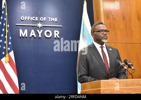 Chicago, Stati Uniti. 2 agosto 2023. Il sindaco di Chicago Brandon Johnson difende la posizione della sua amministrazione sulle questioni dei migranti. Il sindaco di Chicago Brandon Johnson fa commenti alla conferenza stampa, rispondendo alle domande dei membri dei media al municipio di Chicago. Il sindaco Brandon Johnson ha risposto alle domande sui migranti, la violenza con le armi nel fine settimana e le preoccupazioni sulla qualità della vita nella città di Chicago. (Foto di Kyle Mazza/SOPA Images/Sipa USA) credito: SIPA USA/Alamy Live News Foto Stock