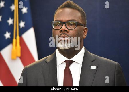 Chicago, Stati Uniti. 2 agosto 2023. Il sindaco di Chicago Brandon Johnson risponde alle domande dei media. Il sindaco di Chicago Brandon Johnson fa commenti alla conferenza stampa, rispondendo alle domande dei membri dei media al municipio di Chicago. Il sindaco Brandon Johnson ha risposto alle domande sui migranti, la violenza con le armi nel fine settimana e le preoccupazioni sulla qualità della vita nella città di Chicago. (Foto di Kyle Mazza/SOPA Images/Sipa USA) credito: SIPA USA/Alamy Live News Foto Stock