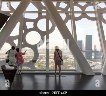 La gente guarda lo skyline di Dubai dalla piattaforma di osservazione del Dubai Frame, Dubai, Emirati Arabi Uniti Foto Stock