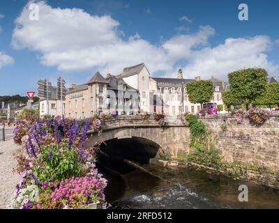 Quimperlé Bretagna Finistere Francia sul fiume Laita con ponte e fiori in primo piano sole sole sole bretagne nord-ovest della Francia Foto Stock