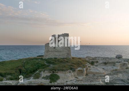 Splendida alba a la torre dell'orso, Puglia, Italia Foto Stock