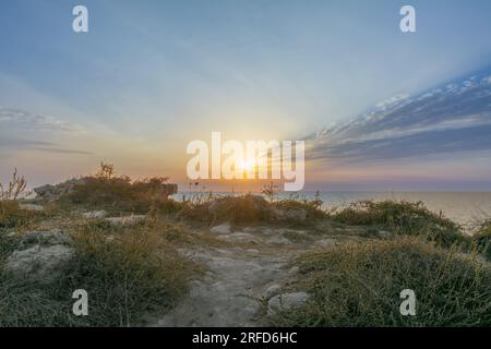 Splendida alba a la torre dell'orso, Puglia, Italia Foto Stock