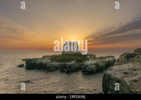 Splendida alba a la torre dell'orso, Puglia, Italia Foto Stock