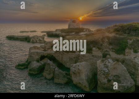 Splendida alba a la torre dell'orso, Puglia, Italia Foto Stock