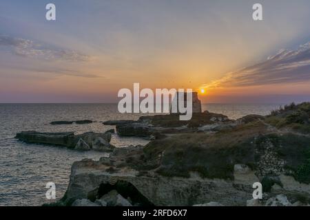 Splendida alba a la torre dell'orso, Puglia, Italia Foto Stock