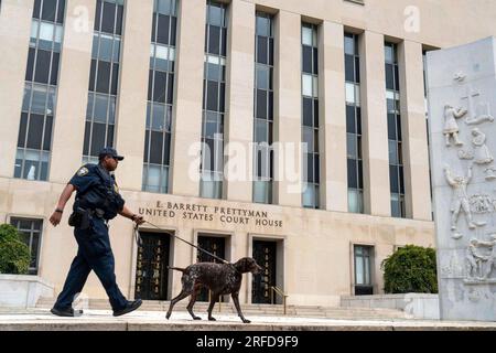 Washington, Stati Uniti. 1 agosto 2023. Gli agenti di polizia pattugliano fuori dal tribunale federale E. Barrett Prettyman a Washington, DC martedì 1 agosto 2023, prima dell'accusa di Donald Trump per le accuse penali da parte di un gran giurì federale nel caso di interferenza elettorale del 2020. Foto di Bonnie Cash/UPI credito: UPI/Alamy Live News Foto Stock