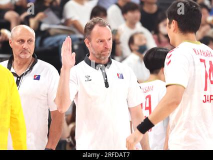 Tokyo, Giappone. 2 agosto 2023. Il capo-allenatore della nazionale di pallamano giapponese Dagur Sigurudosson saluta i giocatori in una partita amichevole internazionale di pallamano contro il Paris Saint-Germain della Francia all'Ariake Arena di Tokyo mercoledì 2 agosto 2023. Paris Saint-Germain ha sconfitto il Giappone 39-24. (Foto di Yoshio Tsunoda/AFLO) Foto Stock