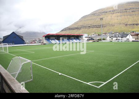 5 giugno 2021, Isole Faroe, Klaksvík: Una persona gioca a calcio nello stadio Djupumyra. KÍ Klaksvik ha fatto la storia del calcio faroese il mercoledì sera. I campioni delle Isole Faroe sono arrivati al Häcken turno di qualificazione della Champions League battendo i campioni svedesi BK 4-3 nei rigori e ora hanno ottenuto almeno un posto nella fase a gironi della Conference League. Questa è la prima volta che una squadra faroese partecipa alla fase a gironi di una grande competizione europea per club. Inoltre, il KÍ Klaksvik è la prima squadra maschile nel turno finale della Coppa dei campioni in 30 anni. Foto Foto Stock