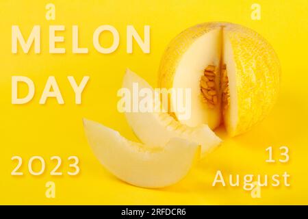 Melon Day Banner. Concetto di vacanza con tipografia lettering e Muskmelon di luna di miele isolato su sfondo giallo solido Foto Stock