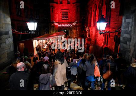 Edimburgo, Scozia, Regno Unito. 2 agosto 2023. Edinburgh Fringe: Il lancio del Gala dell'Assemblea celebra l'apertura del programma 2023 di oltre 180 spettacoli. Mette in evidenza alcune delle produzioni più grandi e migliori. La folla lascia la sede dell'Assemblea dopo lo spettacolo. Crediti: Craig Brown/Alamy Live News Foto Stock