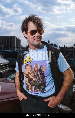 Commediano/attore Dan Aykroyd sul set nel 1982. Fotografia di Bernard Gotfryd. Daniel Edward Aykroyd è un attore, comico, sceneggiatore, produttore e musicista canadese. Aykroyd è stato uno scrittore e membro originale del cast di "Not Ready for prime Time Players" nella serie comica Saturday Night Live della NBC dal suo inizio nel 1975 fino alla sua partenza nel 1979. Durante il suo mandato a SNL, è apparso in una serie ricorrente di sketch, in particolare con i Coneheads e i Blues Brothers. Foto Stock