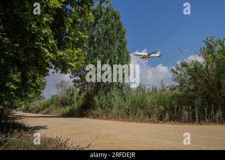 Prat de Llobregat, Barcellona, Spagna. 2 agosto 2023. Un aereo si avvicina all'aeroporto Josep Tarradellas attraverso l'area naturale Remolar-Philippines, nel Delta del Llobregat. A partire dal 10 agosto, le guardie di sicurezza aeroportuali sciopereranno per protestare contro le condizioni di lavoro. (Immagine di credito: © Marc Asensio Clupes/ZUMA Press Wire) SOLO USO EDITORIALE! Non per USO commerciale! Foto Stock