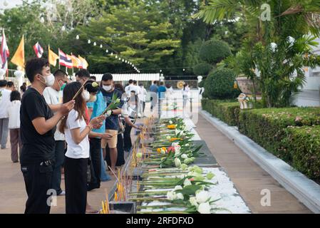 Provincia di Samut Prakan, Thailandia. 1 agosto 2023. Passeggiata cerimoniale dei devoti buddisti thailandesi con candele durante l'illuminazione della lanterna e pregando per onorare, il Buddha al giorno di Asarnha Bucha al tempio Wat Asokaram alla periferia di Bangkok nella provincia di Samut Prakan, Thailandia, il 1 agosto 2023. (Foto di Teera Noisakran/Pacific Press) credito: Pacific Press Media Production Corp./Alamy Live News Foto Stock