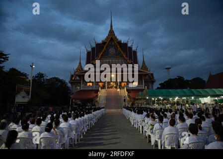 Provincia di Samut Prakan, Thailandia. 1 agosto 2023. Passeggiata cerimoniale dei devoti buddisti thailandesi con candele durante l'illuminazione della lanterna e pregando per onorare, il Buddha al giorno di Asarnha Bucha al tempio Wat Asokaram alla periferia di Bangkok nella provincia di Samut Prakan, Thailandia, il 1 agosto 2023. (Foto di Teera Noisakran/Pacific Press) credito: Pacific Press Media Production Corp./Alamy Live News Foto Stock